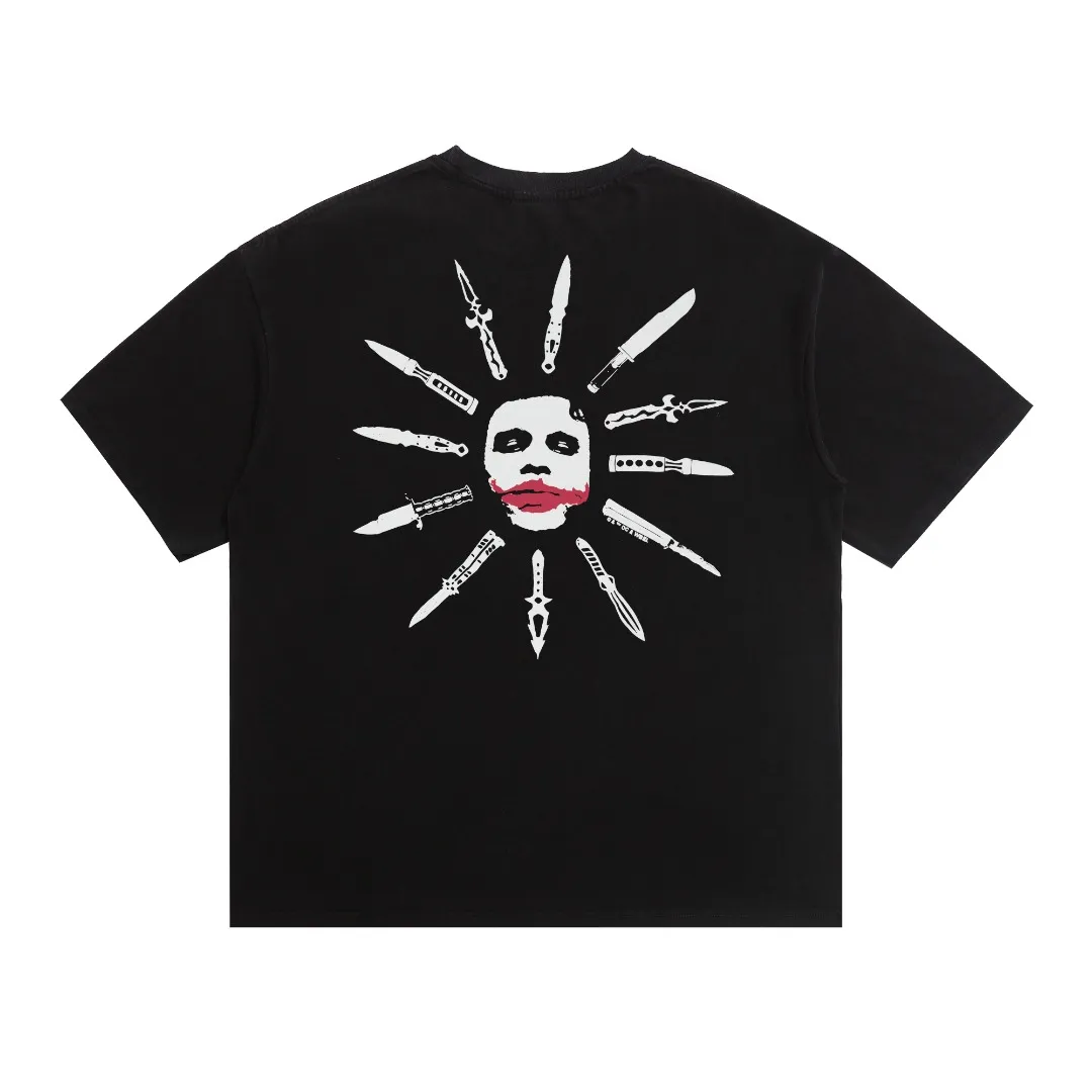 Saint Michael Dark Knight Joker Knife Print Washed and Distressed Retro Vintage Loose Short Sleeves Digital white ink direct injection, the fabric is breathable and the pattern is three-dimensional and clear. Fabric: Double yarn 240 grams Style number: S868 Size: S-M-L-XL Color: Washed black Price: P118